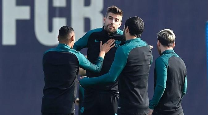Dua bintang pemain Barcelona, Gerard Pique dan Luis Suarez dikabarkan terlibat konfrontasi saat latihan. (Sky Sports).