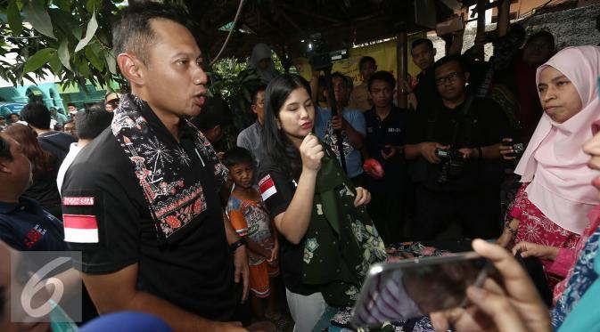 Agus Harimurti Yudhoyono dan Annisa Pohan berkunjung ke Sentra Batik Betawi Terogong di Cilandak, Jakarta, Rabu (19/10). Agus  berharap Batik Betawi tidak hanya dikenal di Jakarta tapi juga di nasional dan internasional. (Liputan6.com/Immanuel Antonius)