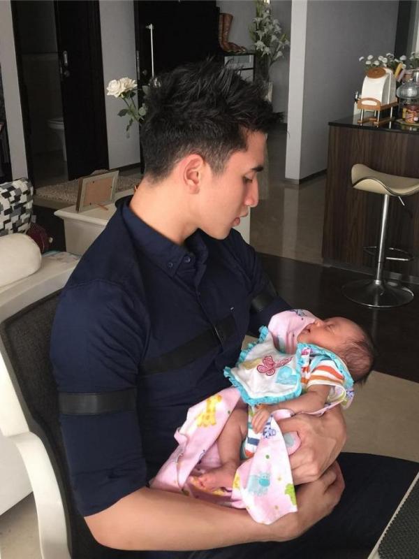 Verrell Bramasta gendong bayi, bikin netizen gemas [foto: instagram/bramastavrl]
