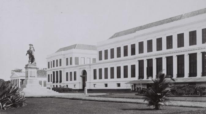 Paleis van Daendels yang kini jadi Gedung Kementerian Keuangan (Wikipedia)