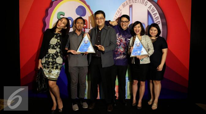 Tim Liputan6.com berpose bersama usai meraih pengharaan Digital Marketing Award 2016 sebagai The Best Digital Product Kategori “News & Magazine App” dan The Best Website dengan kategori “Situs Berita” di Jakarta, Kamis (19/10). (Liputan6.com/Johan Tallo)