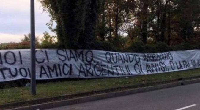 Spanduk kebencian yang dibentangkan tifosi ultra Inter di dekat kediaman Mauro Icardi. (istimewa)