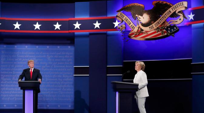 Dua Capres AS, Hillary Clinton dan Donald Trump saat debat capres AS ketiga dan terakhir di University of Nevada, Las Vegas, Rabu (19/10). (REUTERS/Rick Wilking)