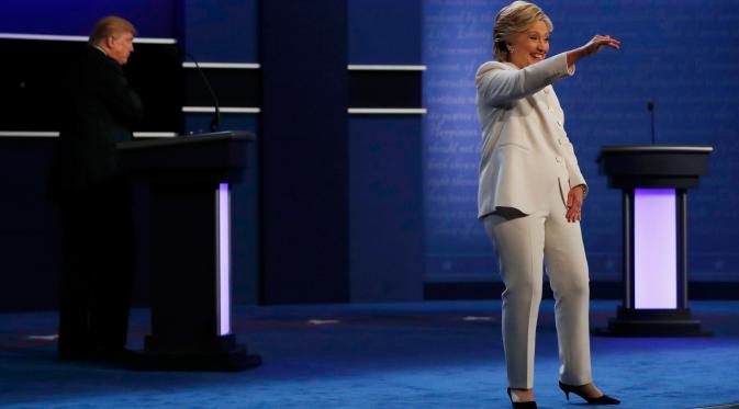 Capres AS dari Partai Demokrat, Hillary Clinton melambaikan tangannya ke arah penonton ketika berjalan di podium perhelatan debat ketiga dan terakhir capres AS di University of Nevada, Las Vegas, Rabu (19/10). (REUTERS/Carlos Barria)