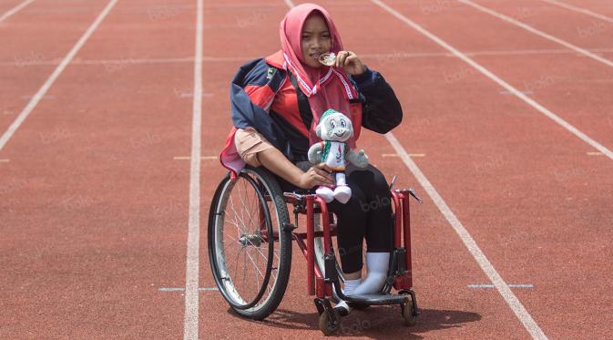 Pelari Jawa Tengah, Hanik Pujiastuti, meraih medali emas cabang atletik nomor 200 meter T 54 pada Peparnas XV di Stadion Gelora Lautan Api, Bandung, Kamis (20/10/2016). (Bola.com/Vitalis Yogi Trisna)