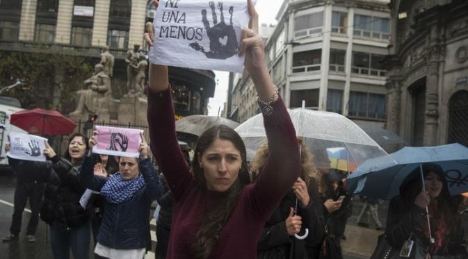 Hujan tak menjadi halangan para pengunjuk rasa untuk terus melakukan aksinya di Buenos Aires (AFP)