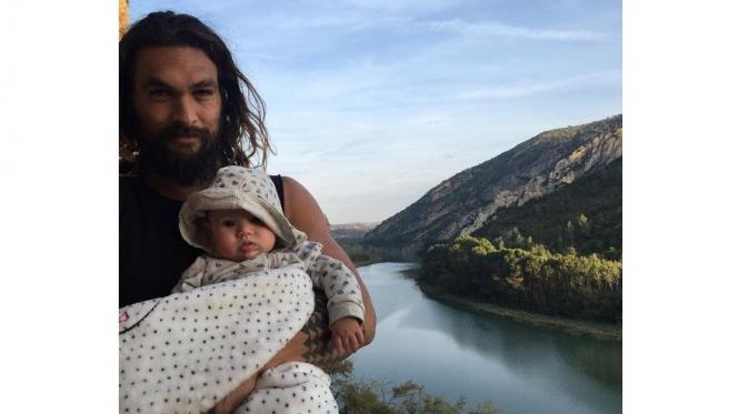 Jason Momoa dan Alana Sharma, anak dari temannya. (Instagram - @prideofgypsies)