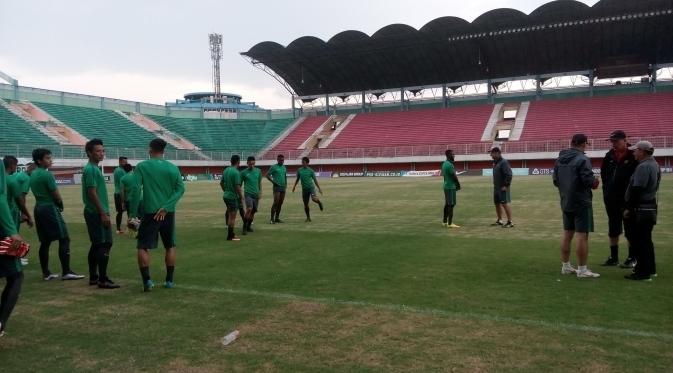 Suasana latihan pemain timnas Indonesia di Stadion Maguwoharjo. (Liputan6.com/Yanuar H)