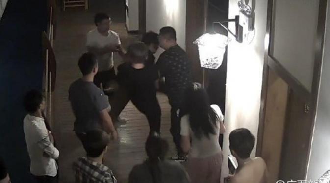 'Berisik' saat Bercinta, Pria China Diseret dari Kamar Hotel (Shanghaiist.com)