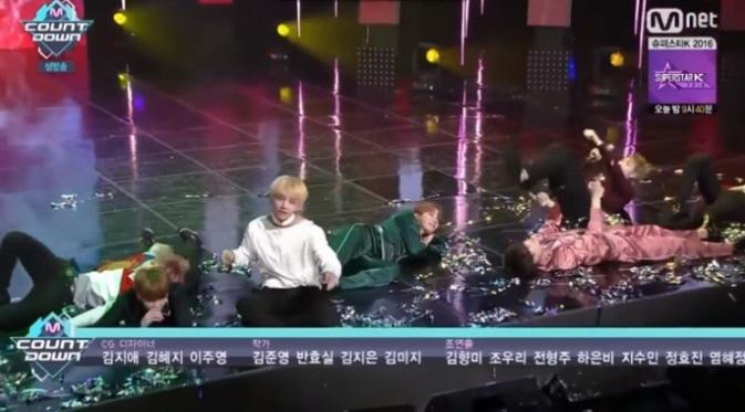 BTS nyanyi sambil tiduran di panggung