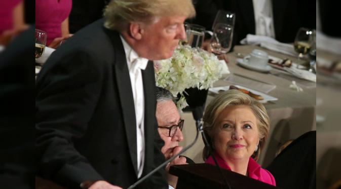 Hillary Vs Trump Lempar Lelucon 'Sinis' di Acara Pengumpulan Dana (Reuters)
