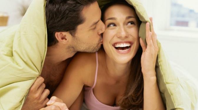 Setiap pasangan suami istri harus bisa saling mendengarkan, untuk memperlancar hubungan rumah tangga.