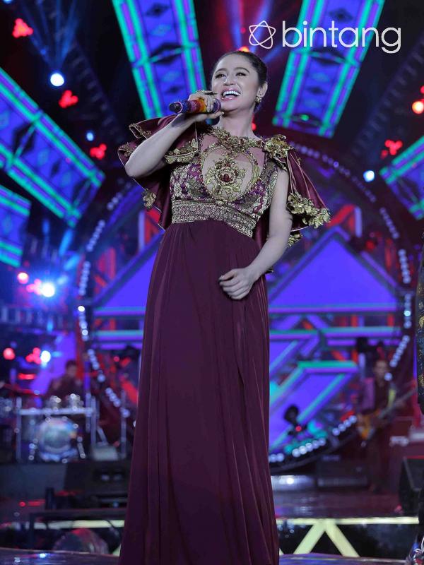 Dewi Perssik di ulang tahun MNCTV 2016 (Deki Prayoga/bintang.com)