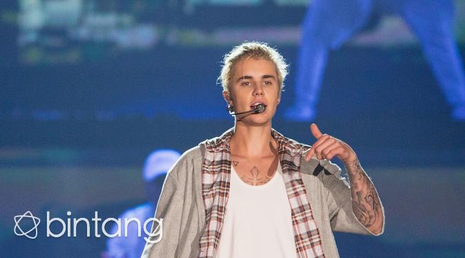 Mendapat tanggapan ramai dari penggemar harusnya menjadi kebanggan bagi sang idola. Namun sepertinya tidak untuk Justin Bieber, ia malah meminta penggemarnya untuk tidak bising di konsernya saat itu. (AFP/Bintang.com)
