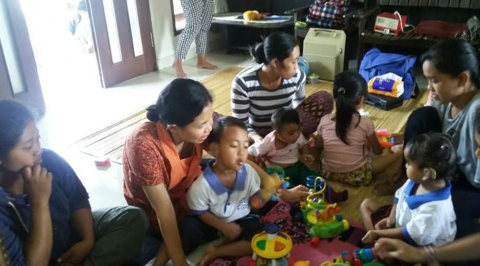 Aktivitas saat anak-anak difabel belajar di rumah bidan Putu. (Foto: Ni Putu Nusrani)