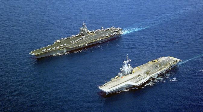 Kapal Induk Prancis Charles de Gaulle (kanan) dan USS Enterprise milik AS yang dilengkapi senjata nuklir (Wikipedia)