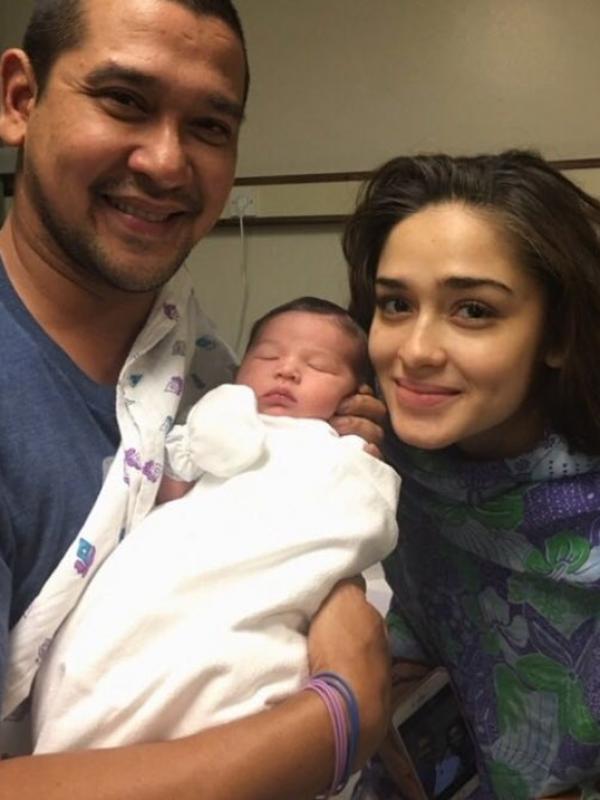 Abi Yapto dan Yasmine Wildblood bersama sang putri. (Instagram)