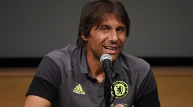 Antonio Conte dianggap sukses menerapkan pola 3-4-3 di Chelsea.  (AFP/Mark Ralston)
