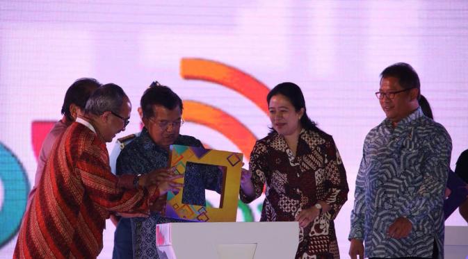 Wapres Jusuf Kalla didampingi Menko PMK Puan Maharani membuka Indonesia Broadcasting Expo (IBX) 2016 di Balai Kartini, Jakarta Selatan, Jumat (21/10/2016). (Liputan6.com/Taufiqurrahman)