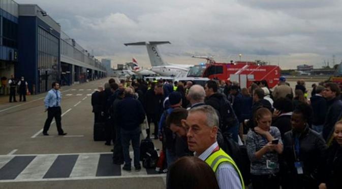 Penumpang di Bandara London City dievakuasi akibat dugaan kebocoran gas air mata. (Shauna Bill)
