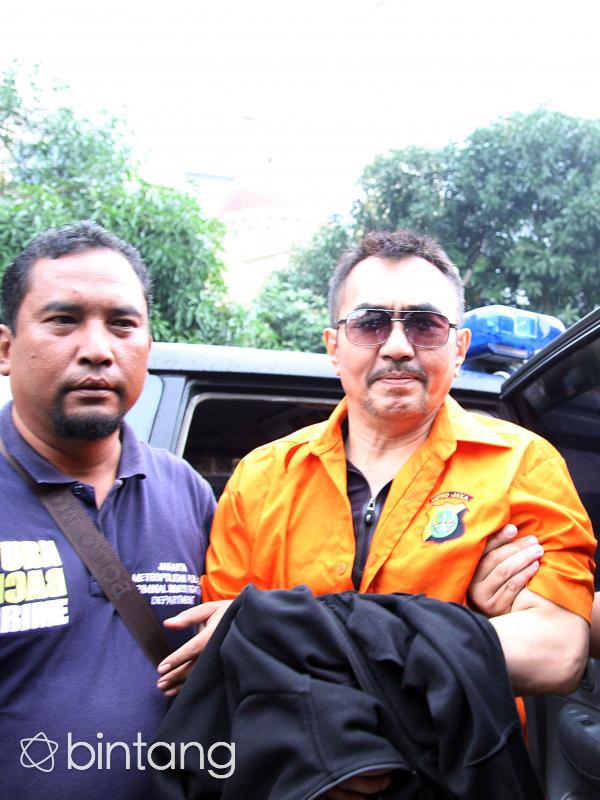 Gatot Brajamusti kembali dijemput dari NTB ke Polda Metro Jaya untuk melengkapi berkas perkara terkait senjata api illegal. Jumat (21/10/2016) siang, Aa Gatot tiba di Polda sekitar pukul 14.55 WIB. (Nurwahyunan/Bintang.com)