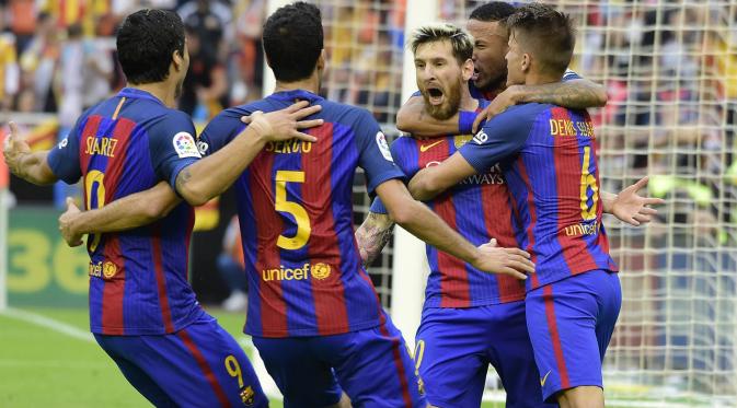 Para pemain Barcelona merayakan gol kemenangan yang dicetak Lionel Messi ke gawang Valencia pada laga La Liga di Stadion Mestalla, Valencia, Sabtu (22/10/2016). Barcelona menang 3-2 atas Valencia. (AFP/Jose Jordan)