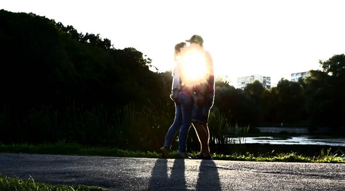 Setidaknya 19 persen remaja di Surabaya menganggap bahwa ciuman saat masih pacaran adalah hal yang wajar dilakukan. (Ilustrasi: YouTube.com)