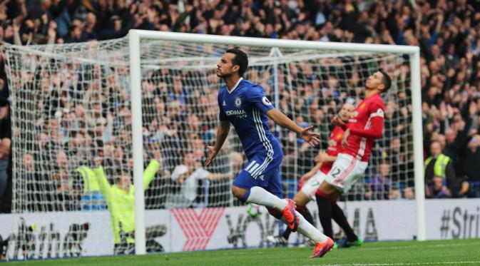 Gelandang Chelsea, Pedro melakukan selebrasi usai mencetak gol kegawang MU pada Liga Inggris di Stadion Stamford Bridge, London, Inggris (23/10). Chelsea menang atas MU dengan skor akhir 4-0. (Reuters/Eddie Keogh)