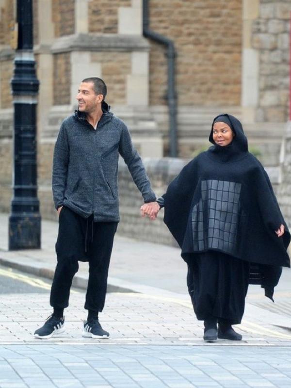 Janet Jackson dan suaminya Wissam Al Manna terlihat bersama menyusuri jalanan London. (via. Mirror)