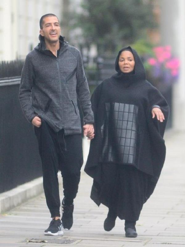 Janet Jackson dan suaminya Wissam Al Manna terlihat bersama menyusuri jalanan London. (via. Mirror)