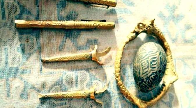 Benda-benda kuno lain ditemukan di dalam peti berukiran naga