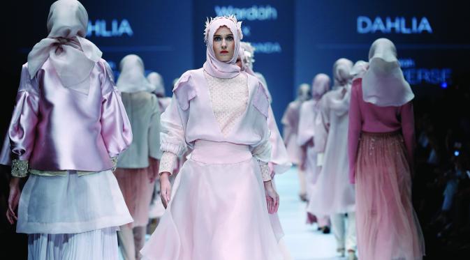 Koleksi Ria Miranda di fashion show Wardah untuk Jakarta Fashion Week 2017.