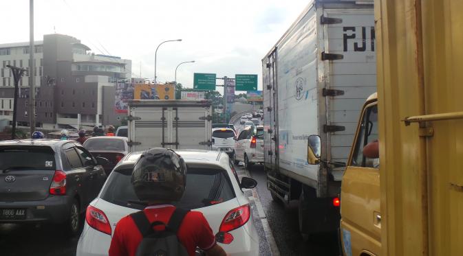 Kemacetan panjang akibat banjir terjadi hingga ke Dago, Bandung. (Liputan6.com/Kukuh Saokani)