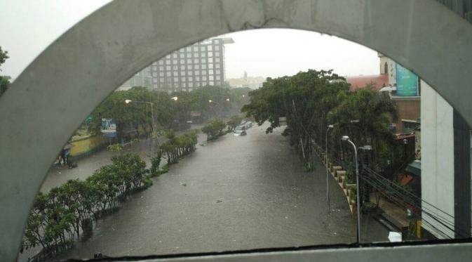 Kondisi banjir di Jalan dr Junjunan Pasteur Bandung (@HenyFirdawati). 