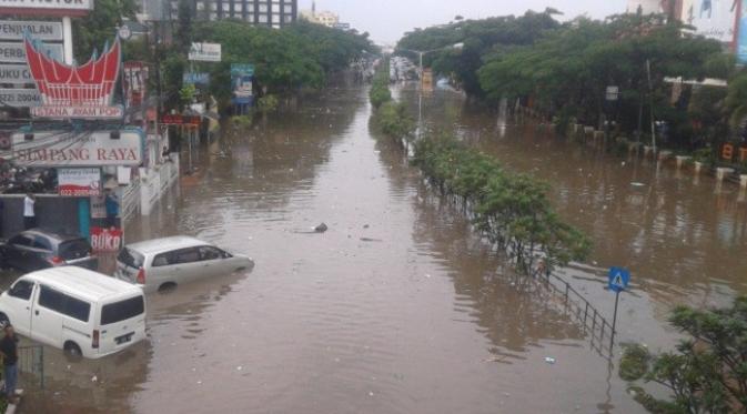 Banjir Bandung mulai surut karena kondisi topografi yang miring. (Liputan6.com/Aditya Prakasa)