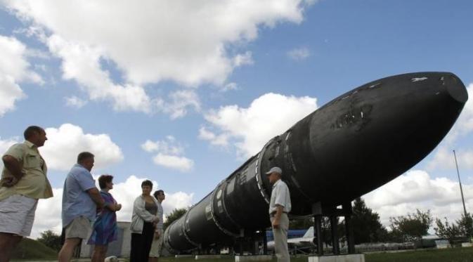 Pengunjung melihat sebuah rudal balistik antarbenua SS-18 SATAN  (Reuters) 