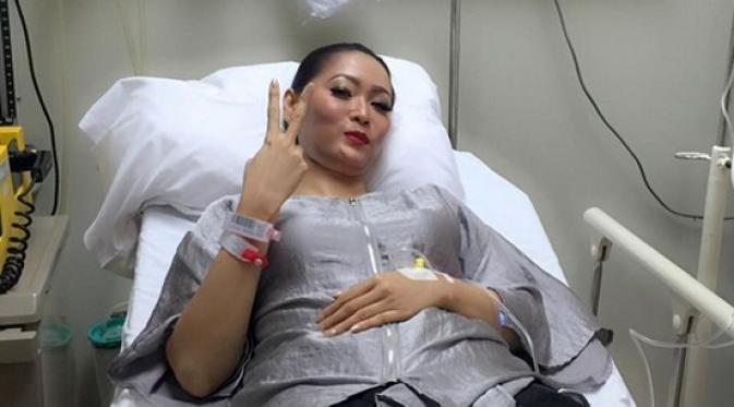 Inul Daratista saat dirawat di rumah sakit akibat terkena infeksi kandung kemih. (Instagram @inuldaratista)