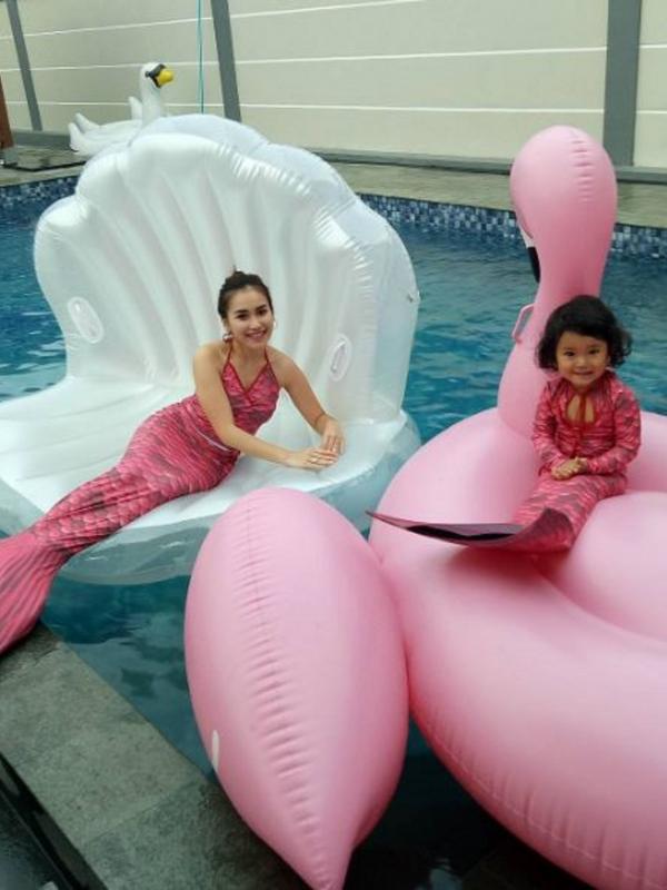 Ayu Ting Ting dan Bilqis Khumairah Razak pakai kostum putri duyung (Instagram/@mom_ayting92_)