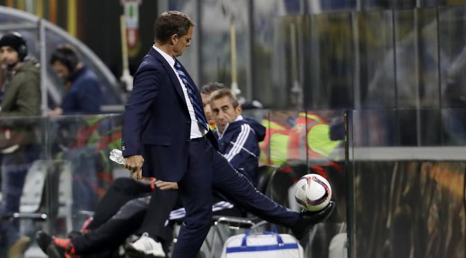Lantaran buruk performa Inter, posisi Ronald De Boer terancam. (AP Photo/Luca Bruno)