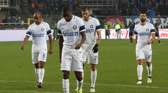  Pemain Inter Milan tertunduk lesu usai dikalahkan Atalanta, akhir pekan lalu. (AP Photo/ Paolo Magni)
