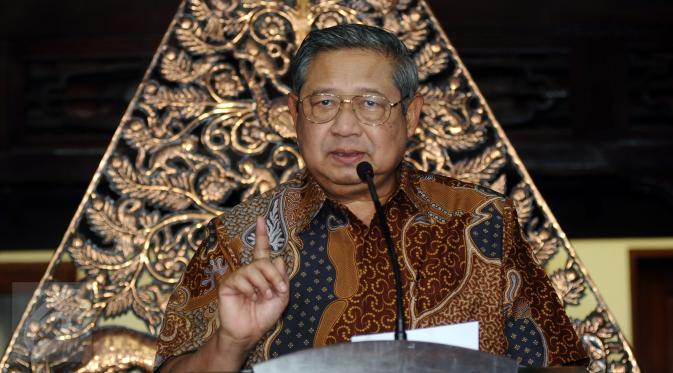Susilo Bambang Yudhoyono saat memberi keterangan terkait polemik dokumen TPF kasus Munir di Cikeas, Kab Bogor, Selasa (25/10). Hasil temuan TPF Munir yang dibacakan mantan Mensesneg, Sudi Silalahi telah ditindak lanjuti. (Liputan6.com/Helmi Fithriansyah)