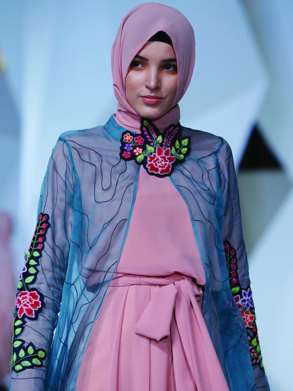 Koleksi busana Monika Jufry dalam Urang Rantau di panggung Jakarta Fashion Week 2017.