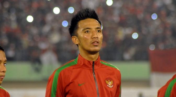 Bayu Pradana akhirnya merasakan debut bersama Timnas Indonesia ketika menghadapi Malaysia di Stadion Manahan Solo, 6 September 2016. (Bola.com/Romi Syahputra)