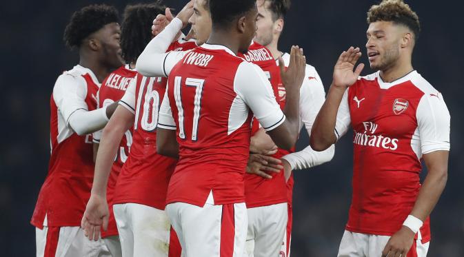 Para pemain Arsenal saat tengah merayakan gol kedua Alex Oxlade-Chamberlain ke gawang Reading. (AP/Kirsty Wigglesworth)