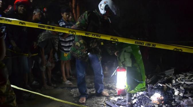Ratusan warga mengerumuni lokasi kebakaran di Desa Cekel, Kecamatan Karangrayung, Grobogan Jawa Tengah, yang dipasang garis polisi. (Liputan6.com/Felek Wahyu)