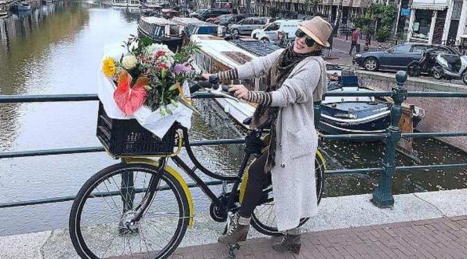 Syahrini usai membeli bungan tulip sambil menikmati keindahan Amsterdam, Belanda (Instagram/@princessyahrini)