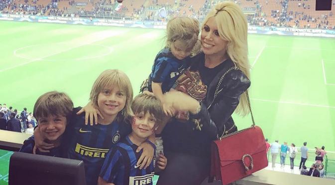 Wanda Nara, istri dari Kapten Inter Milan, Mauro Icardi, bersama anak-anaknya menyaksikn laga La Beneamata. (Instagram)