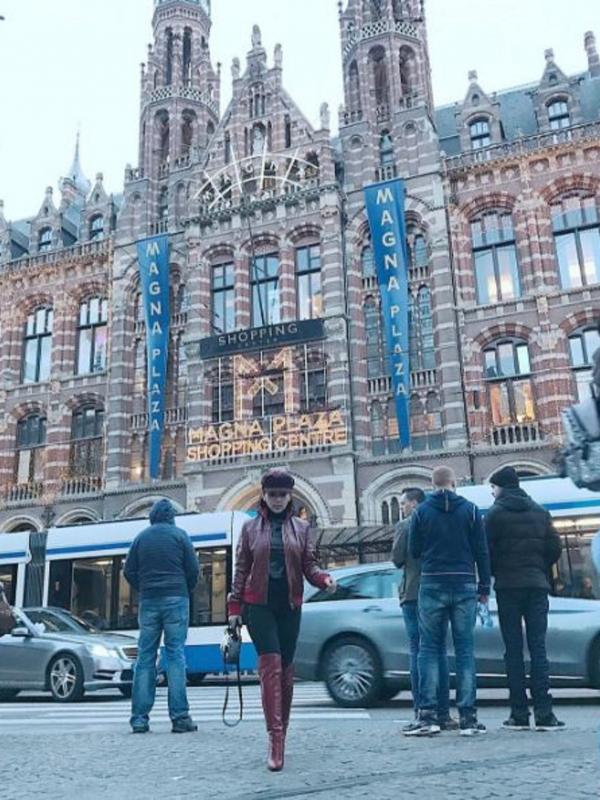 Syahrini di depan sebuah pusat perbelanjaan di Amsterdam (Instagram/@princessyahrini)