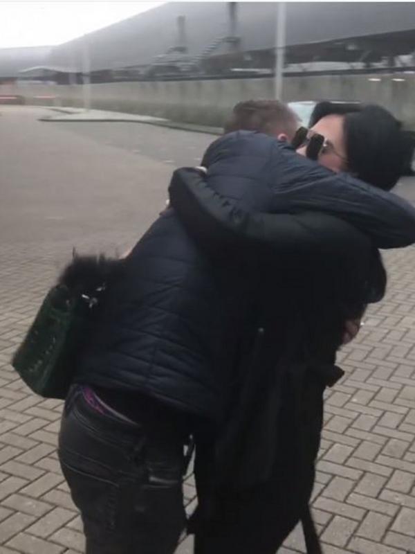 Dash Berlin sambut Syahrini dengan pelukan dan ciuman di Bandara Schipol, Amsterdam (Instagram/@princessyahrini)