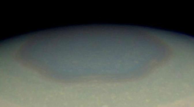 Heksagon di kutub utara Saturnus berwarna keemasan pada November 2012. (Sumber NASA)